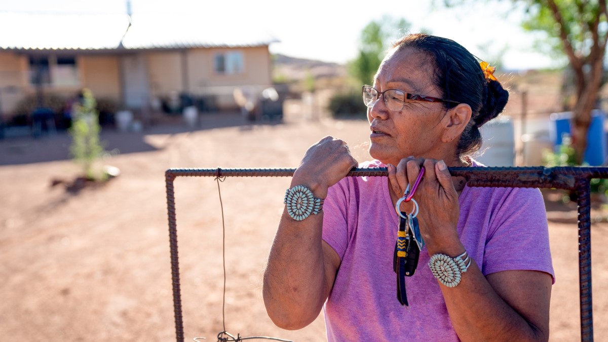 Navajo Grandmother Mujer navajo de pie delante de la entrada de su casa en Monument Valley, Arizona